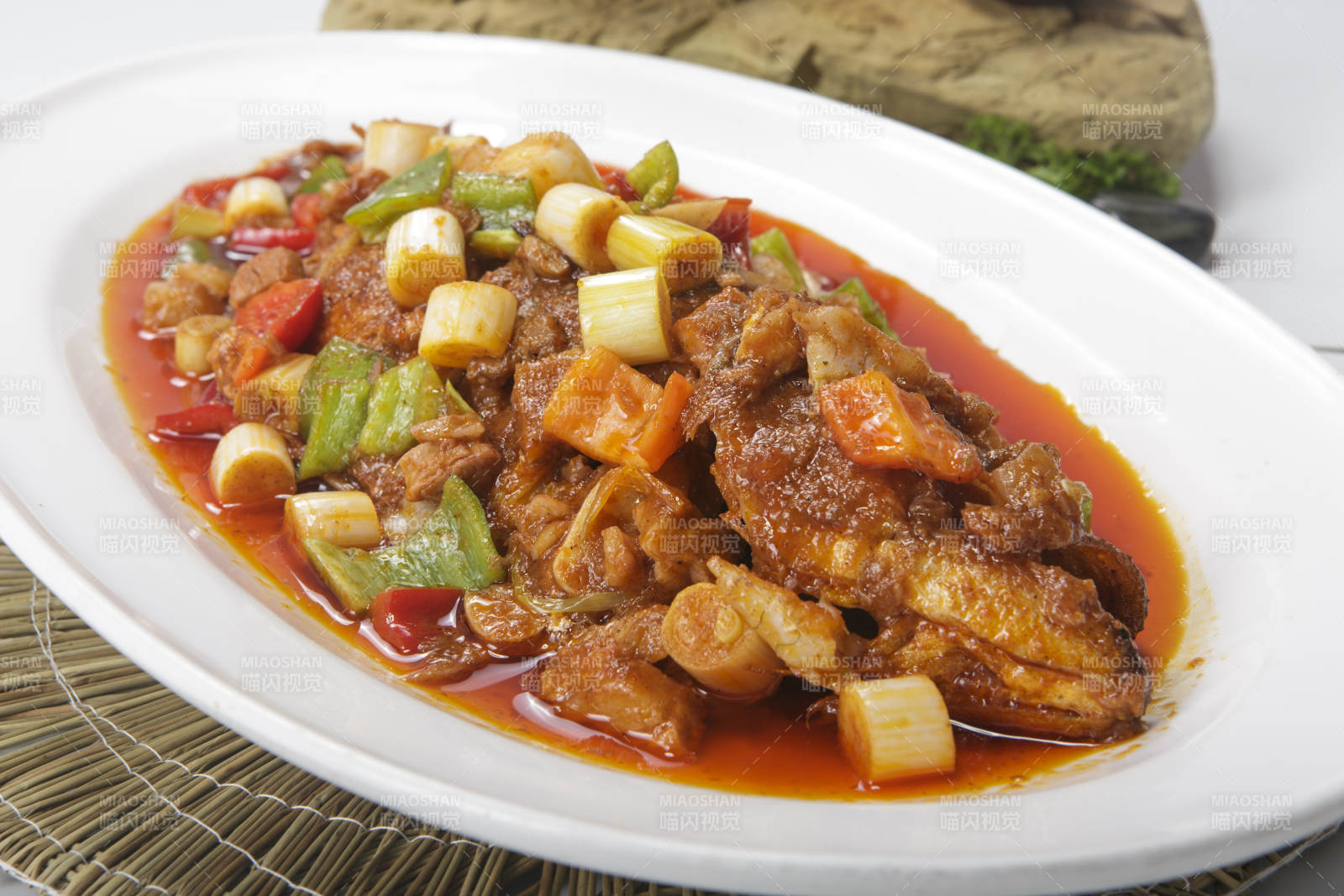 白色瓷盘装的家常干烧鱼图片