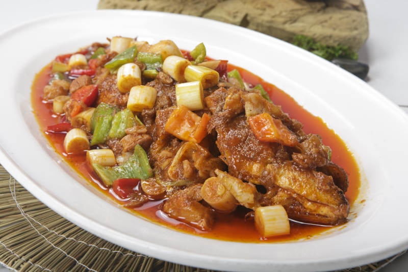 白色瓷盘装的家常干烧鱼图片