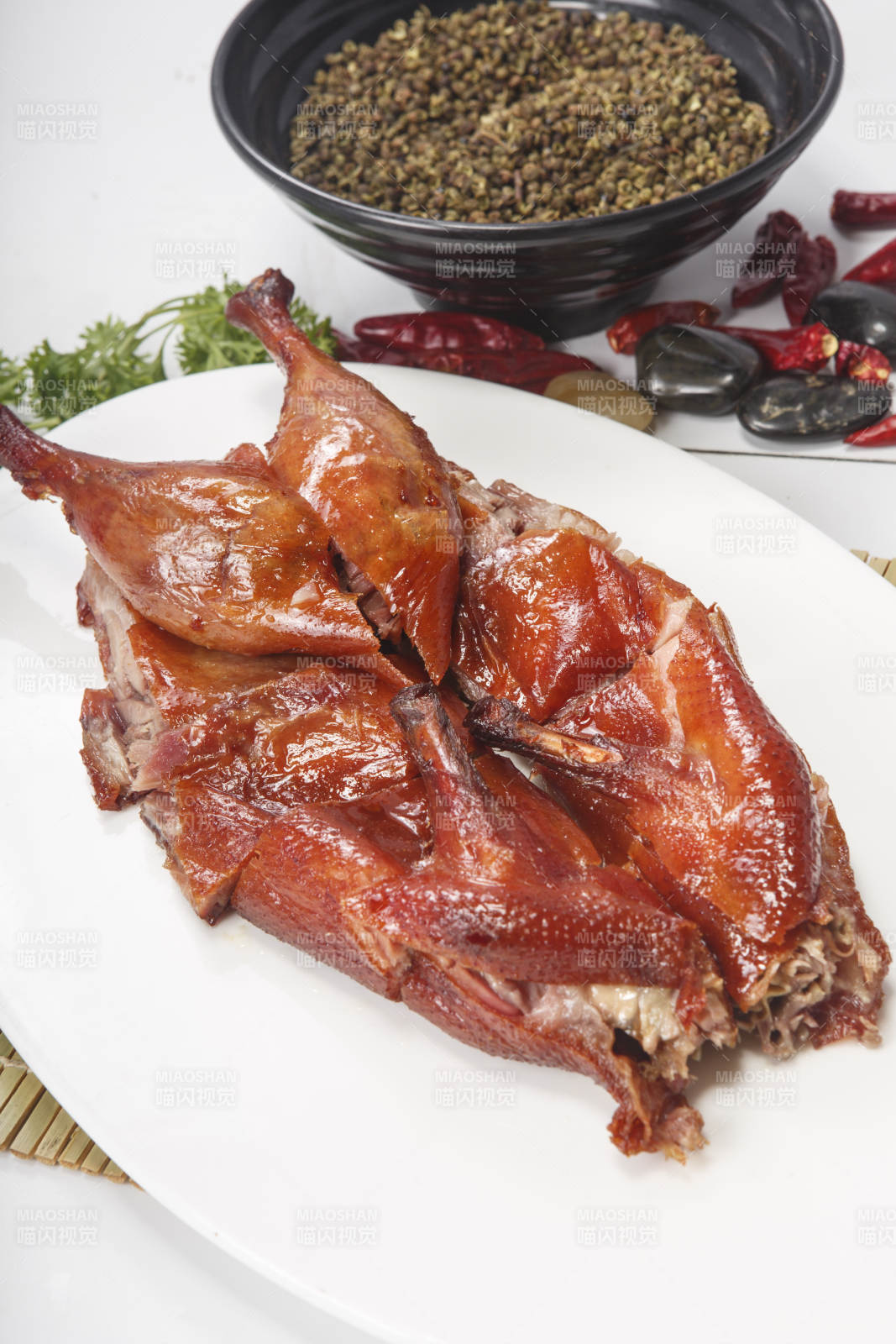 白色瓷盘装的香酥樟茶鸭图片