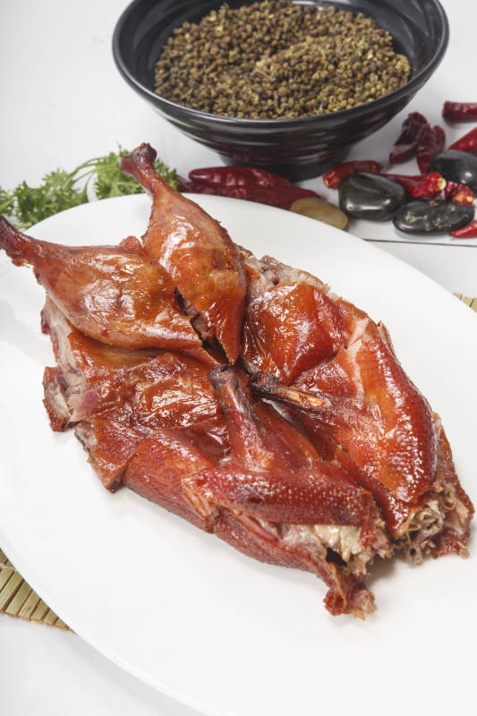 白色瓷盘装的香酥樟茶鸭图片