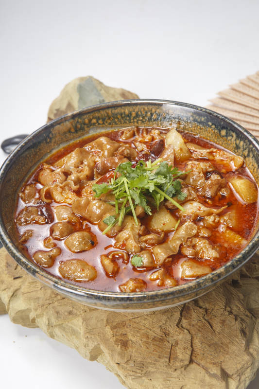 花瓷碗装的香辣萝卜炖肥肠图片