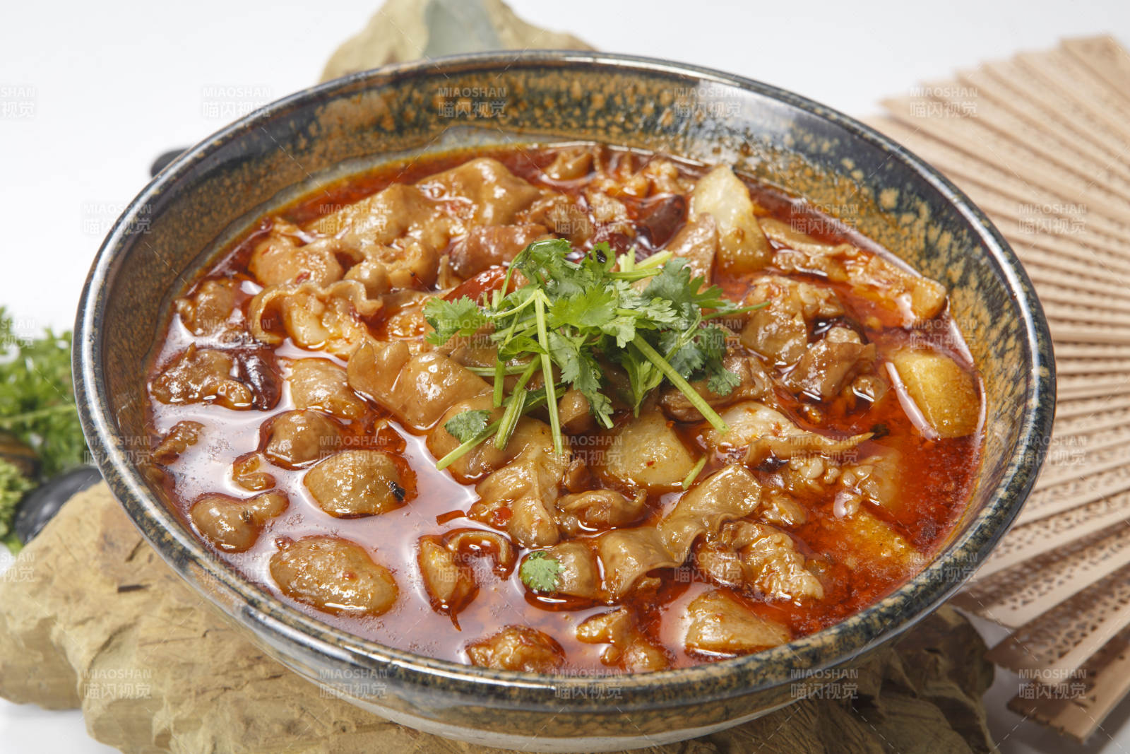 花瓷碗装的香辣萝卜炖肥肠图片