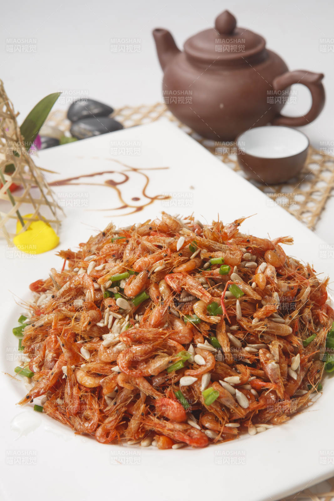 干炸辣椒小河虾图片