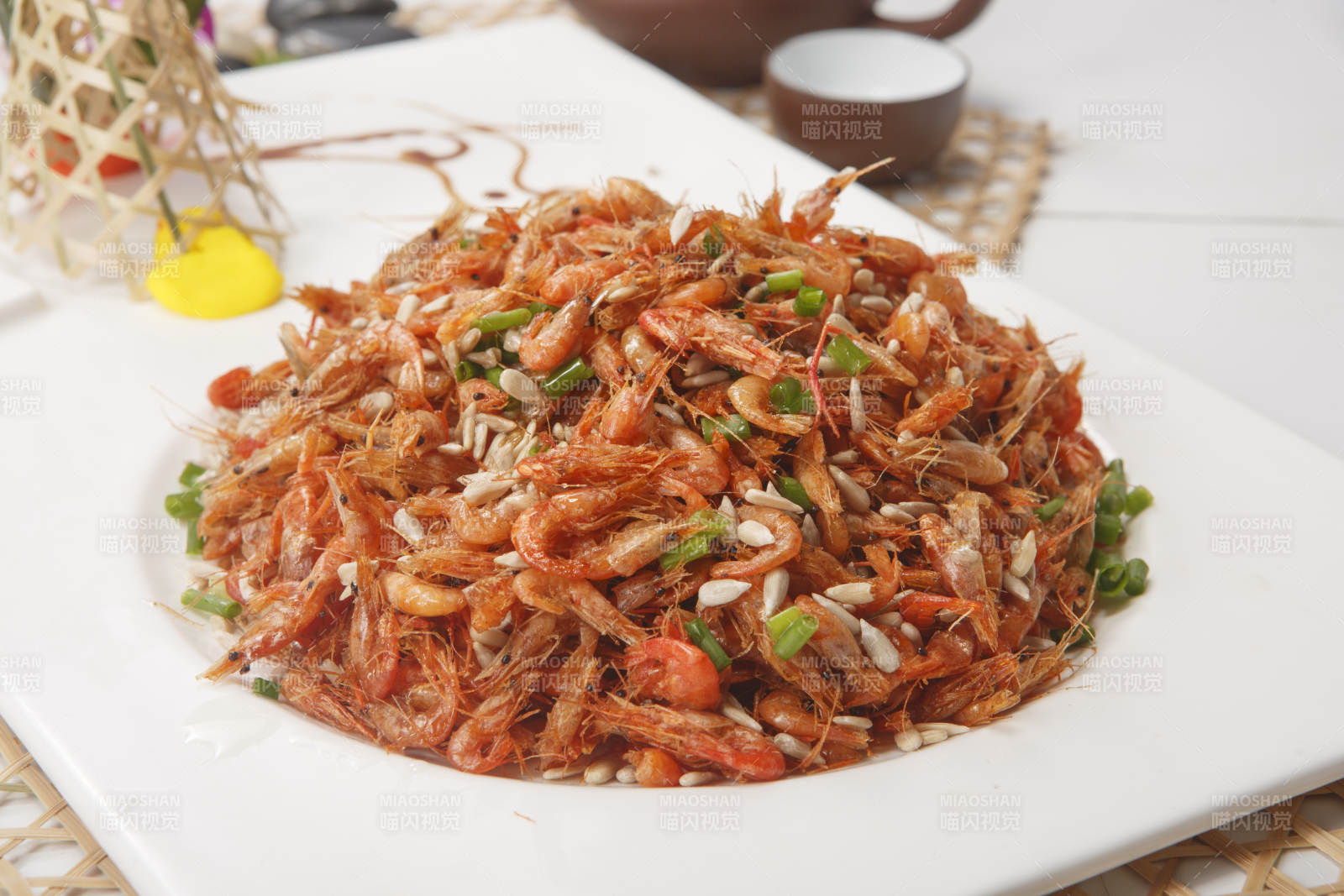 干炸辣椒小河虾图片