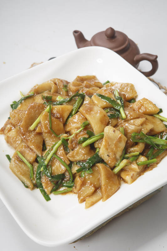 白色瓷盘装的韭菜炒粉饹馇图片