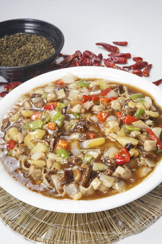 白色圆瓷盘装的一品莜面图片