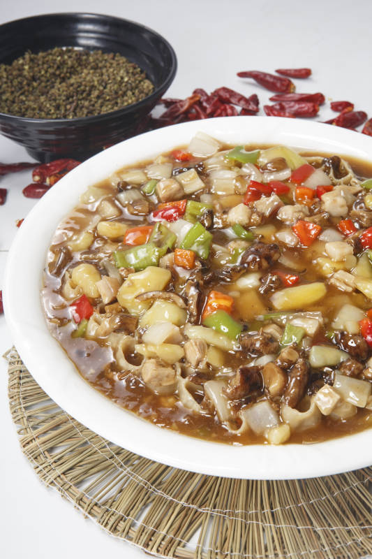 白色圆瓷盘装的一品莜面图片