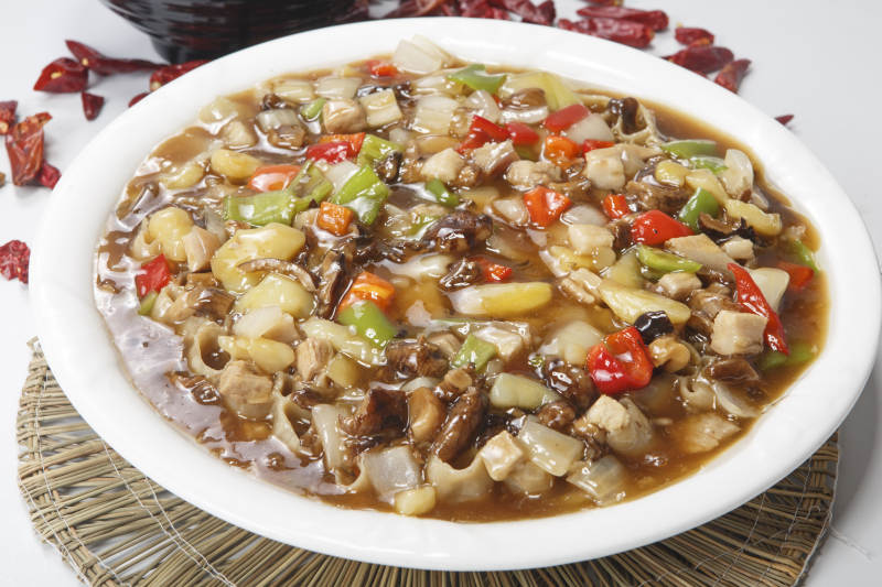 白色圆瓷盘装的一品莜面图片