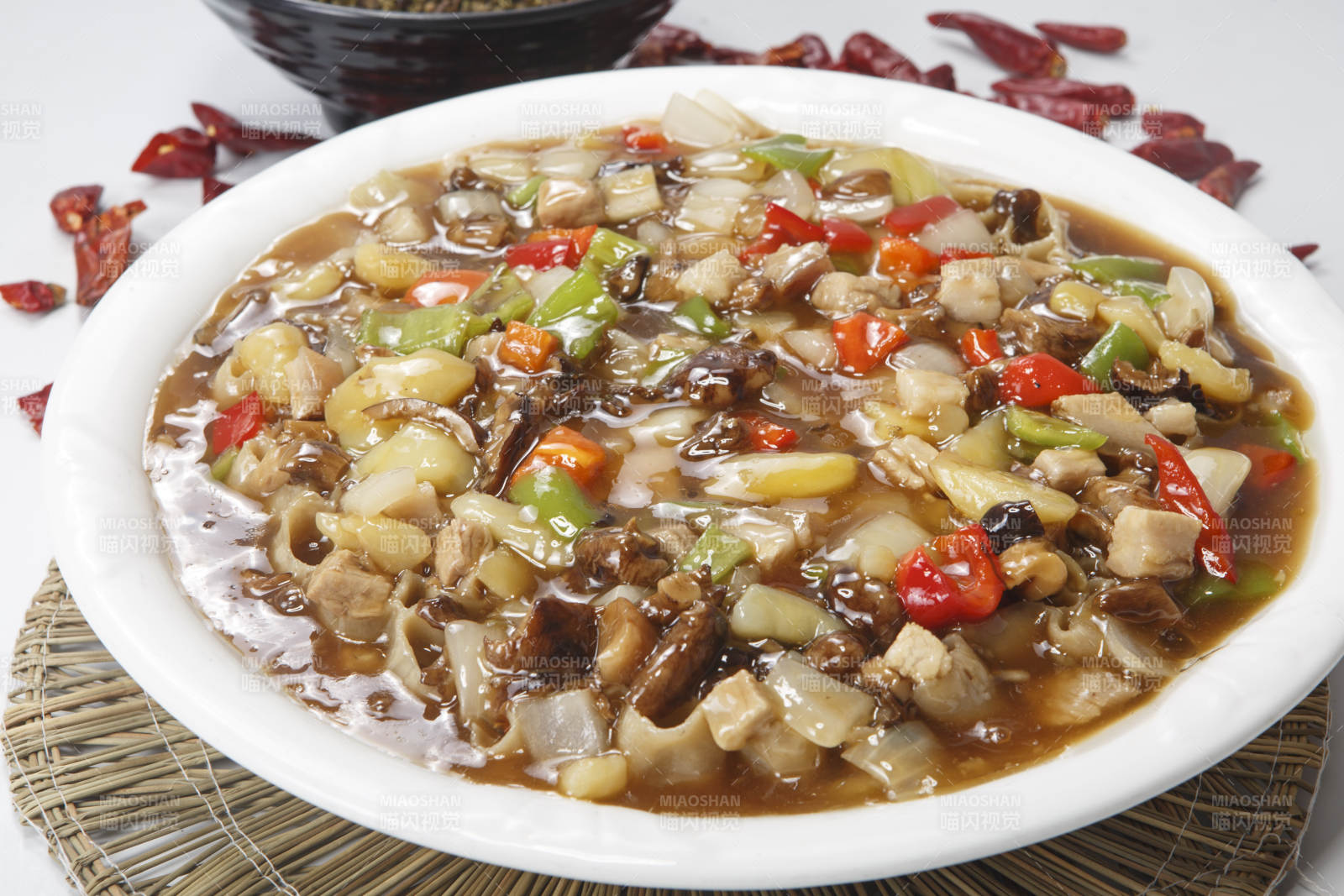 白色圆瓷盘装的一品莜面图片