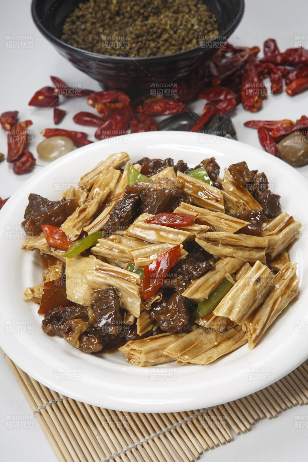 白色圆瓷盘装的牛腩烧腐竹图片