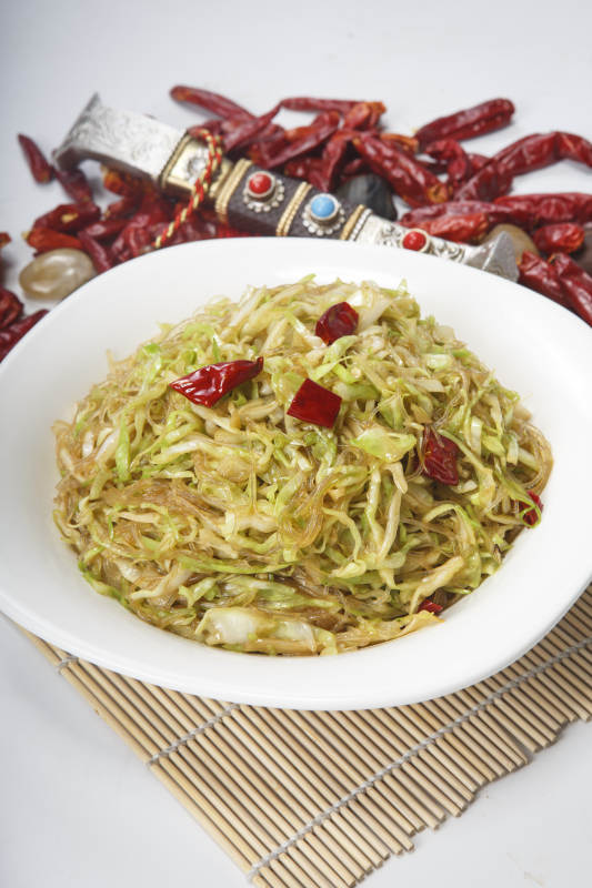 白瓷盘装的粉丝炒包菜图片