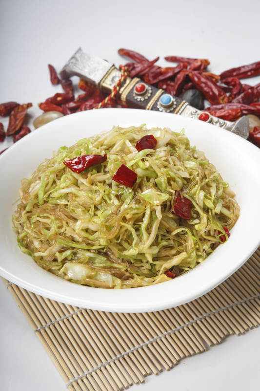 白瓷盘装的粉丝炒包菜图片