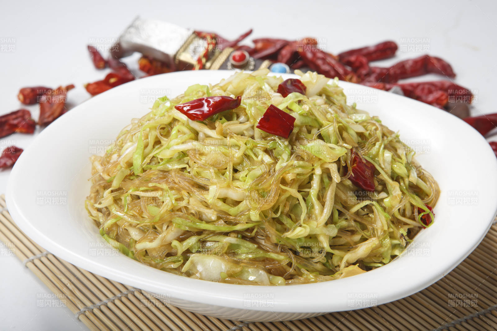 白瓷盘装的粉丝炒包菜图片