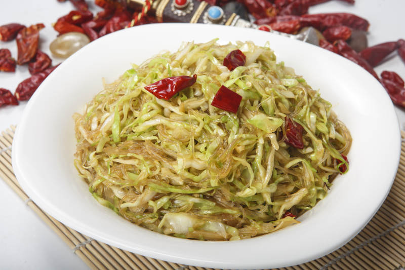 白瓷盘装的粉丝炒包菜图片