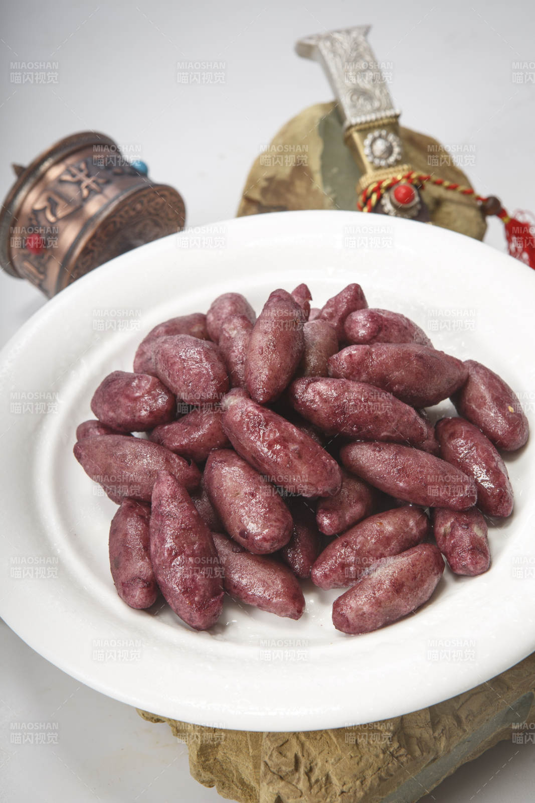 白色圆瓷盘装的蜜醸小紫薯图片