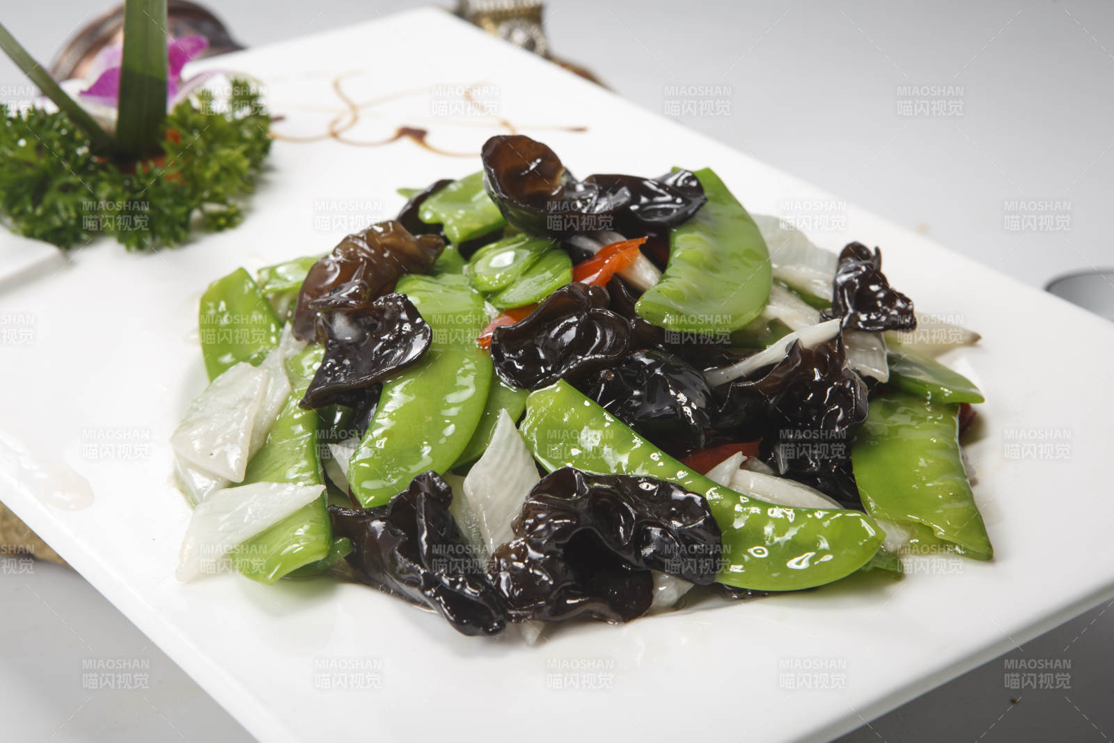 白瓷盘装的荷塘月色木耳荷兰豆山药图片