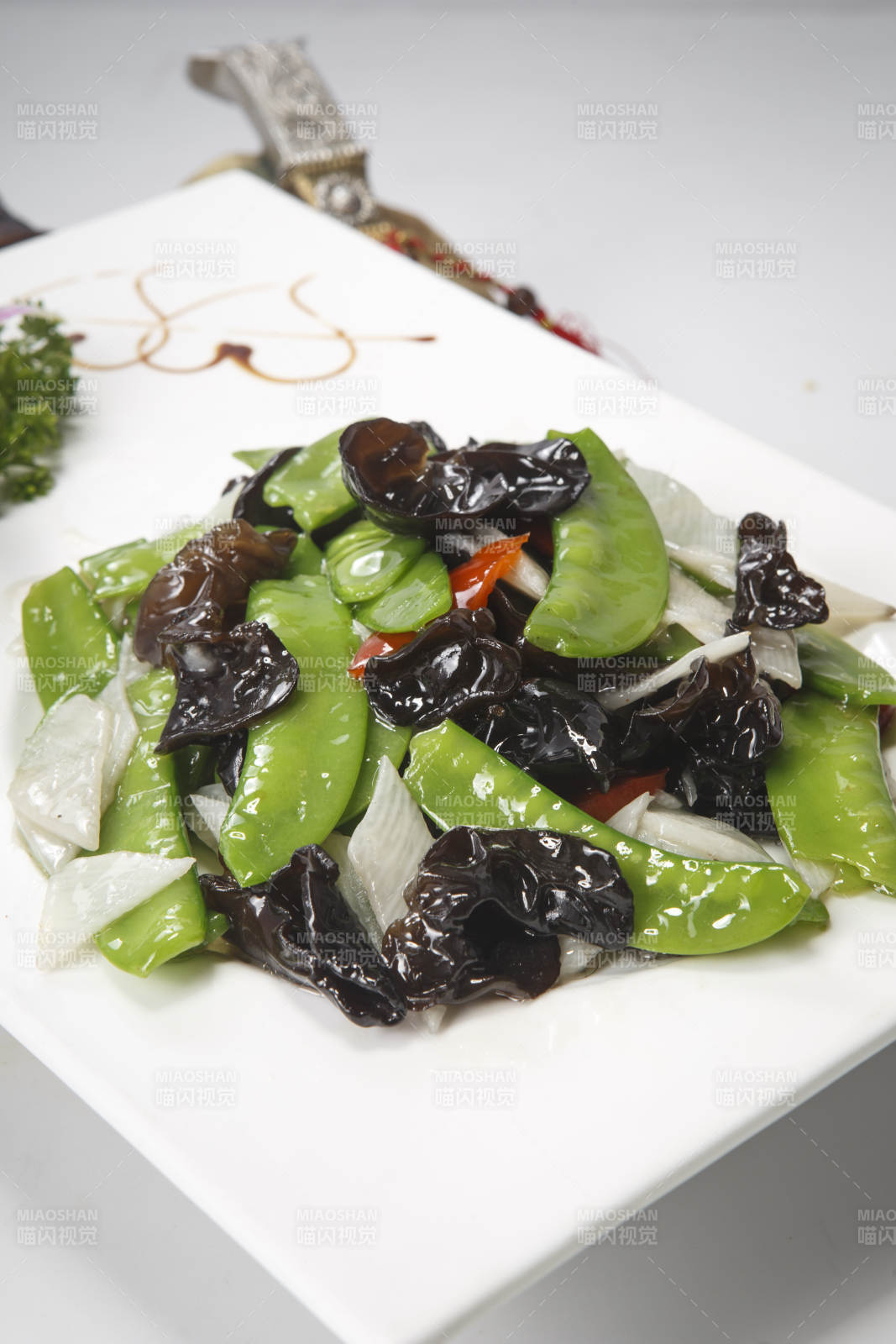 白瓷盘装的荷塘月色木耳荷兰豆山药图片