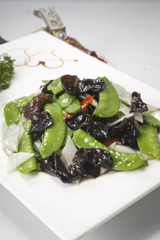 白瓷盘装的荷塘月色木耳荷兰豆山药图片