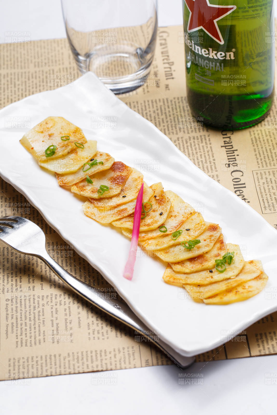 白色瓷盘装的椒盐香煎薯片图片