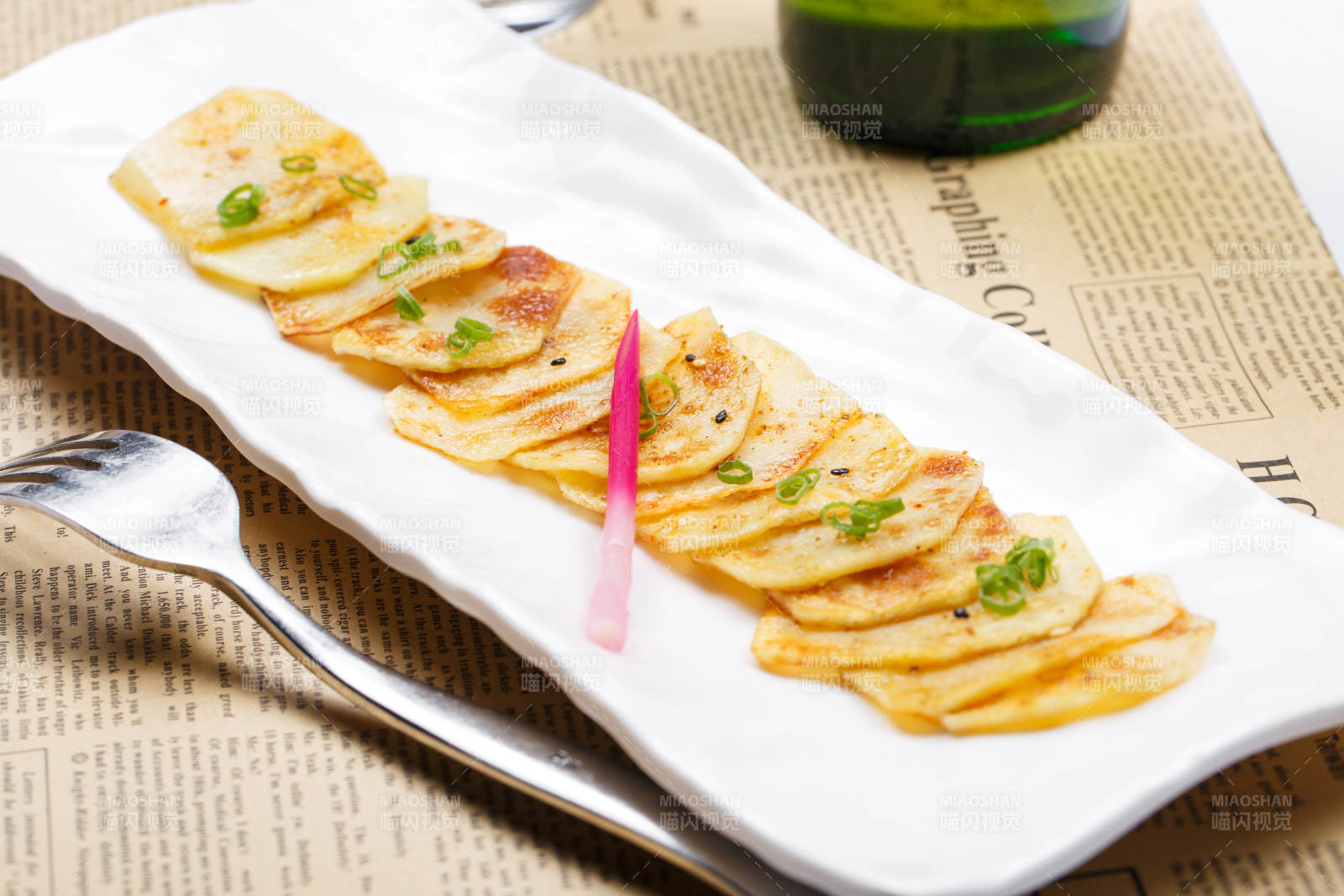 白色瓷盘装的椒盐香煎薯片图片