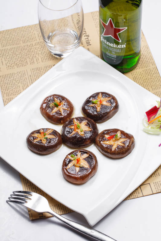 白色瓷盘装的凡是铁板花刀香菇图片