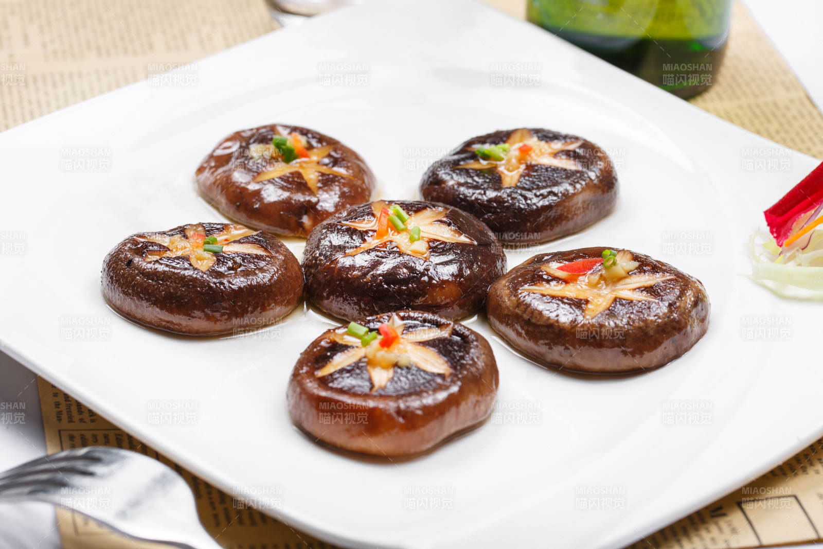 白色瓷盘装的凡是铁板花刀香菇图片