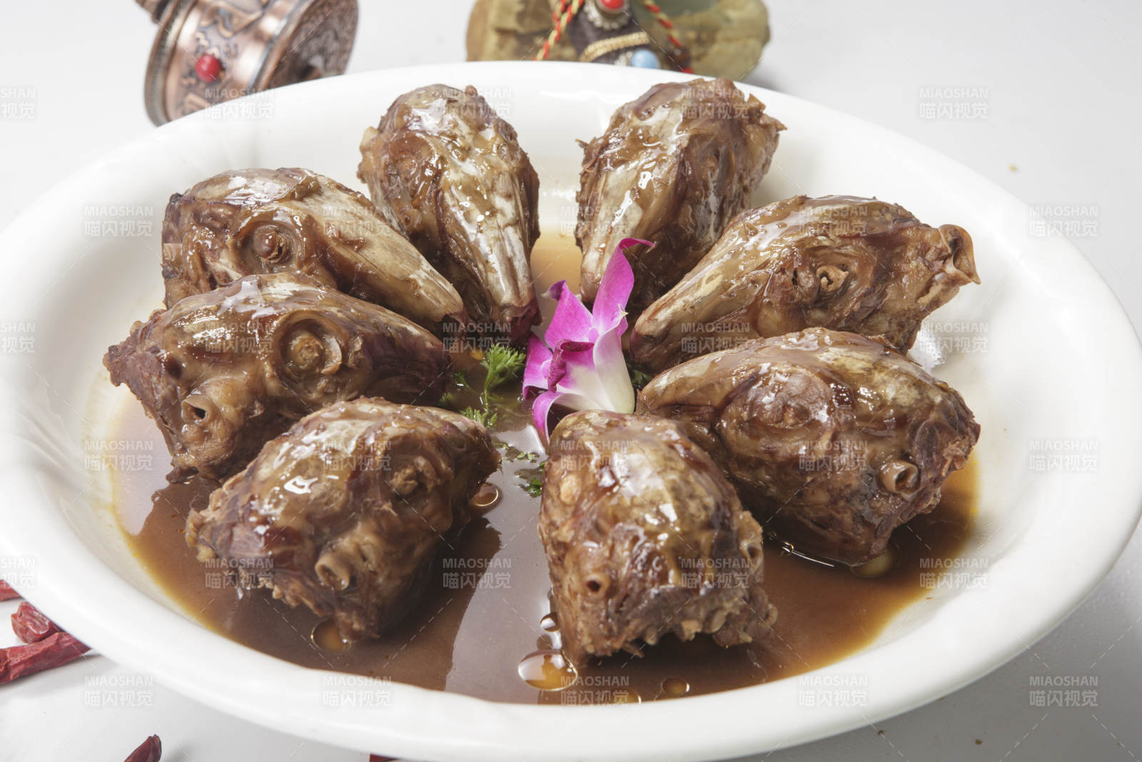 圆形白瓷盘装的麻辣兔头图片