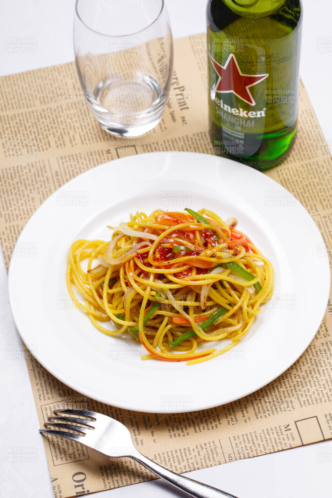 白色瓷盘装的番茄肉酱炒意面图片