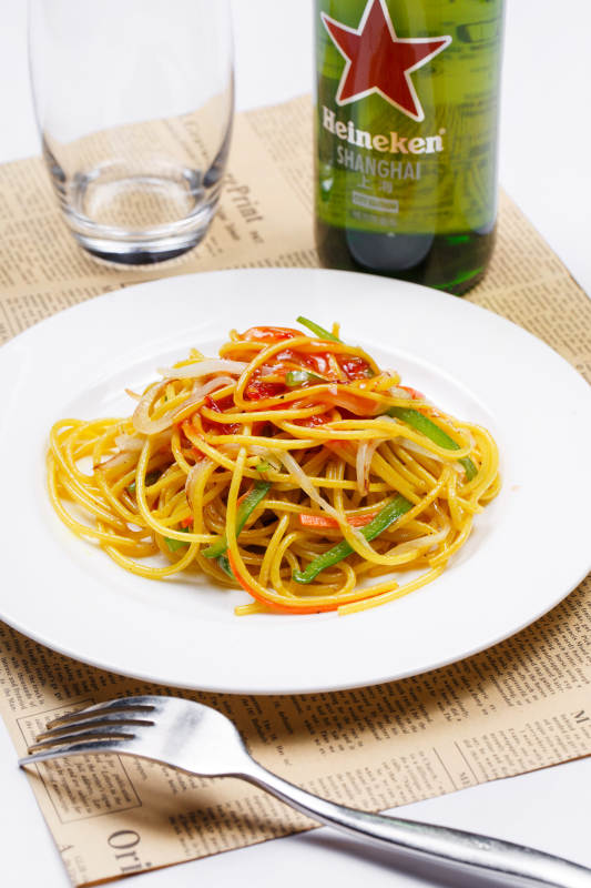 白色瓷盘装的番茄肉酱炒意面图片