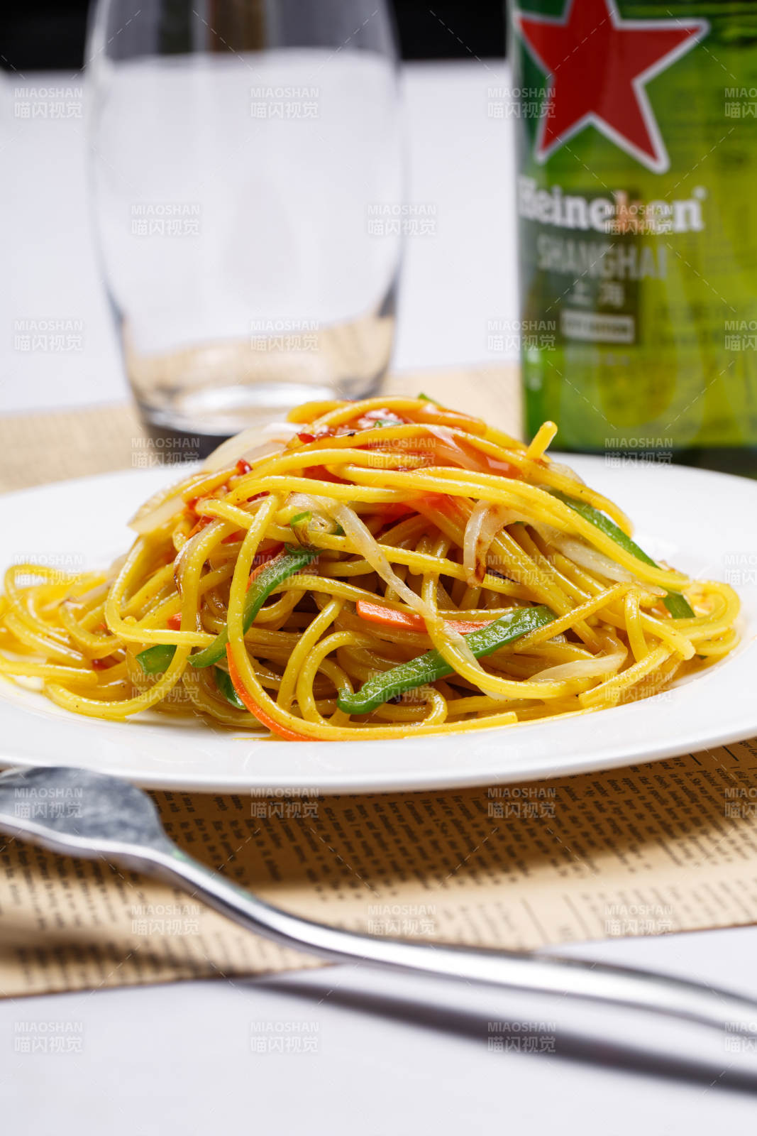 白色瓷盘装的番茄肉酱炒意面图片