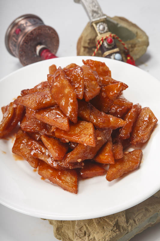 白色圆瓷盘装的糖醋粉饹馇图片