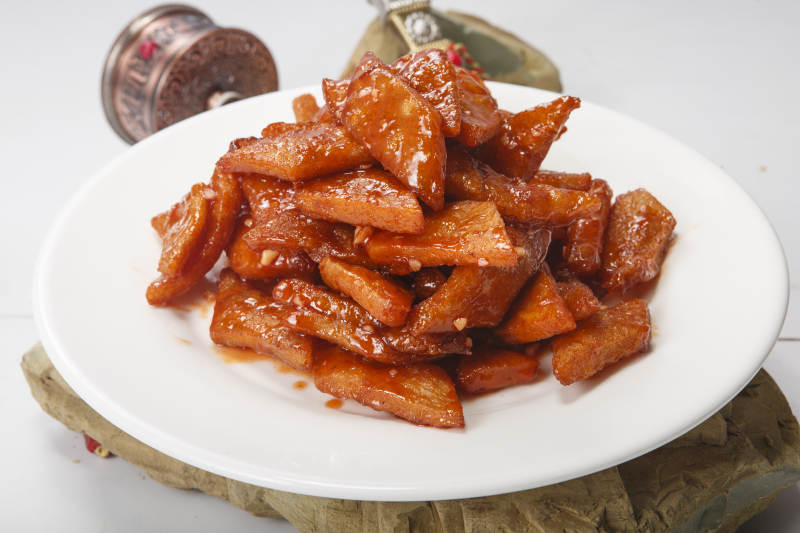 白色圆瓷盘装的糖醋粉饹馇图片