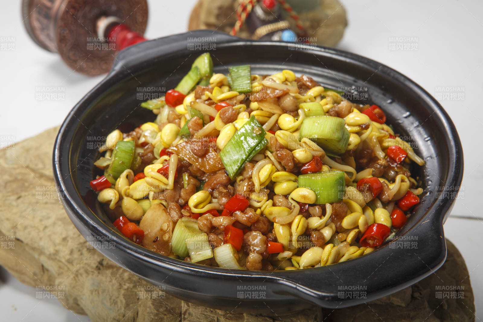 砂锅蒜苗辣煲肉粒黄豆芽图片