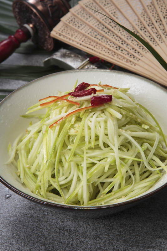 套碗装的炝拌西芹丝图片