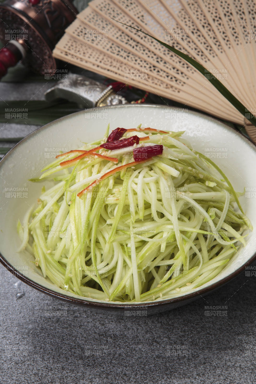 套碗装的炝拌西芹丝图片