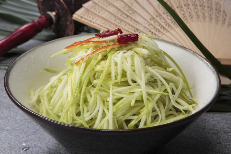 套碗装的炝拌西芹丝图片