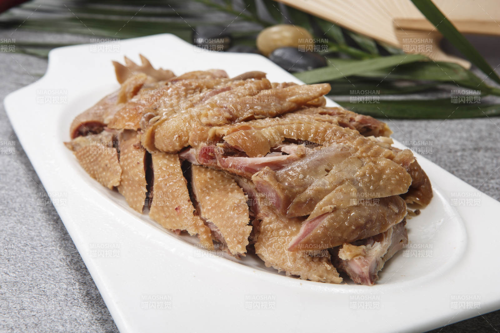 白色瓷盘装的盐水鸡图片