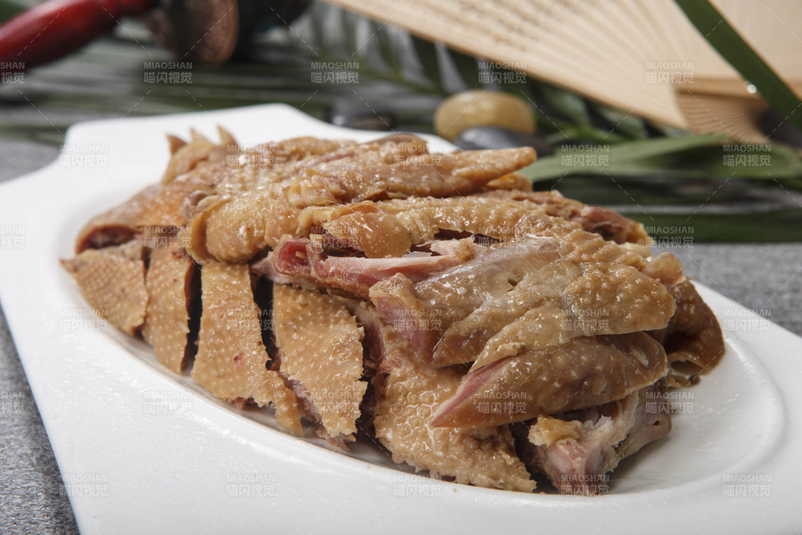 白色瓷盘装的盐水鸡图片