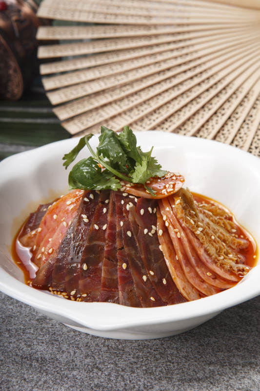 白瓷盘装的卤味拼金钱肚腱子肉火腿图片