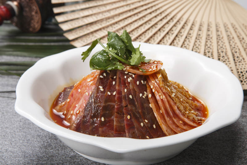 白瓷盘装的卤味拼金钱肚腱子肉火腿图片