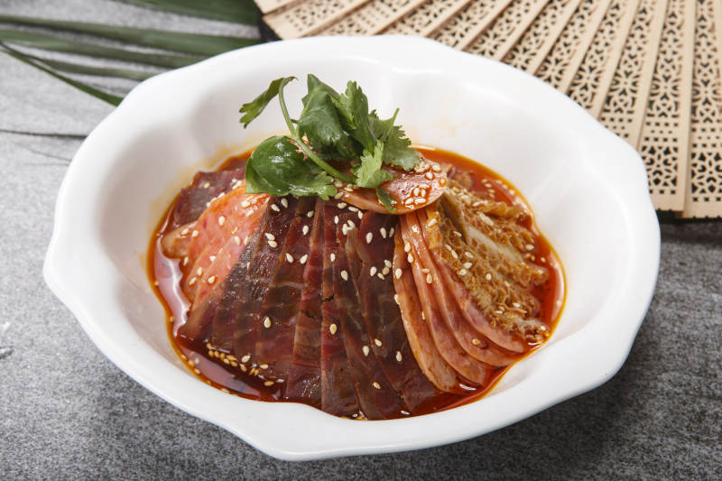 白瓷盘装的卤味拼金钱肚腱子肉火腿图片