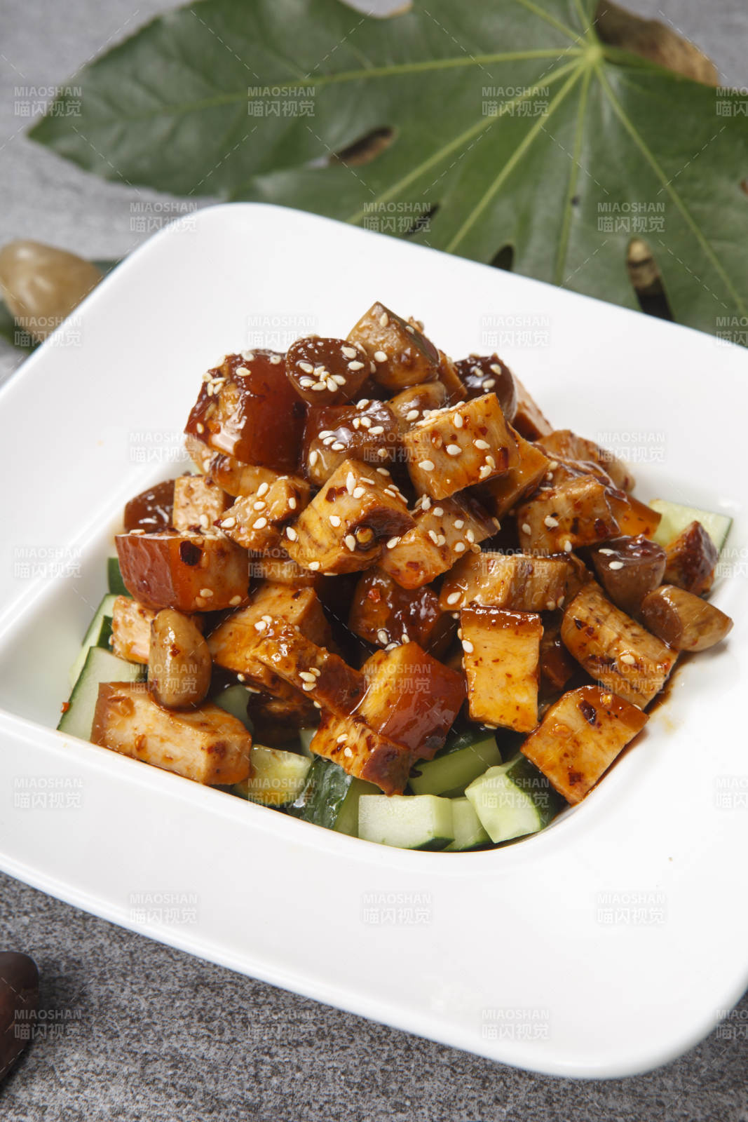 白色瓷盘装的酱香猪方肉图片