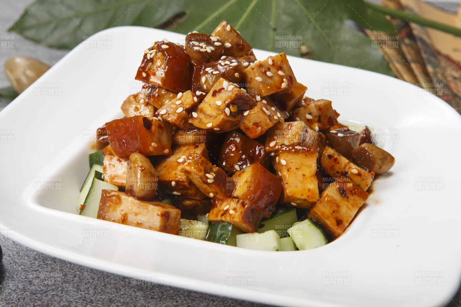 白色瓷盘装的酱香猪方肉图片
