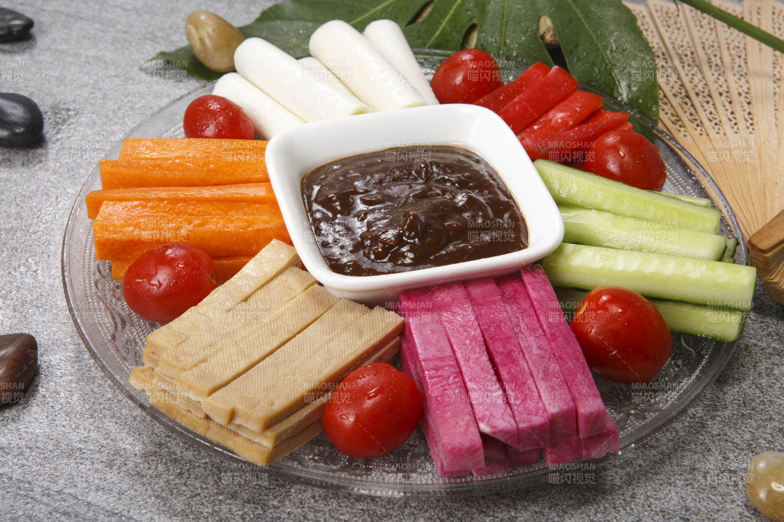 玻璃盘装的时蔬大拼盘图片