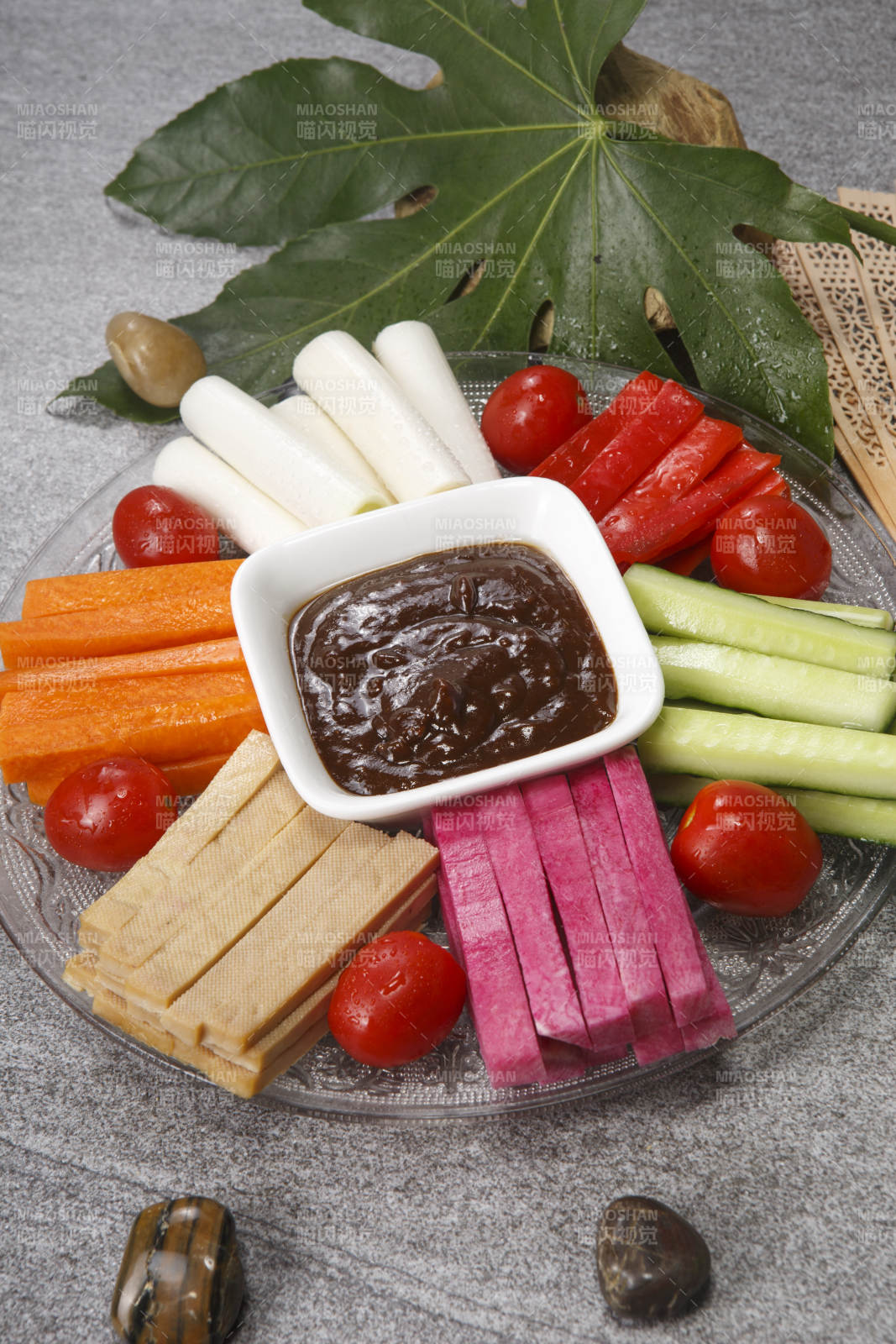 玻璃盘装的时蔬大拼盘图片