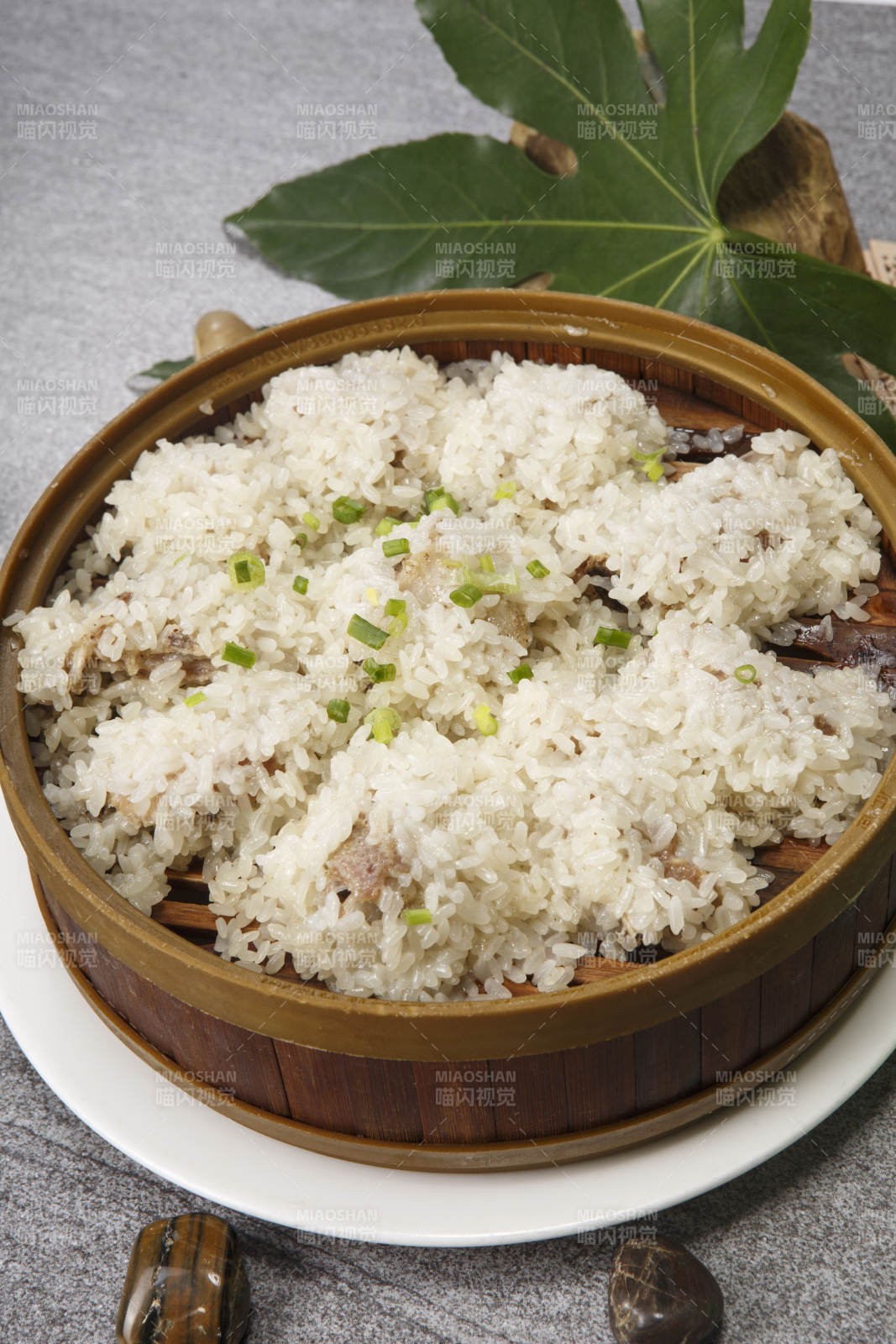 竹笼屉装的糯米蒸排骨图片