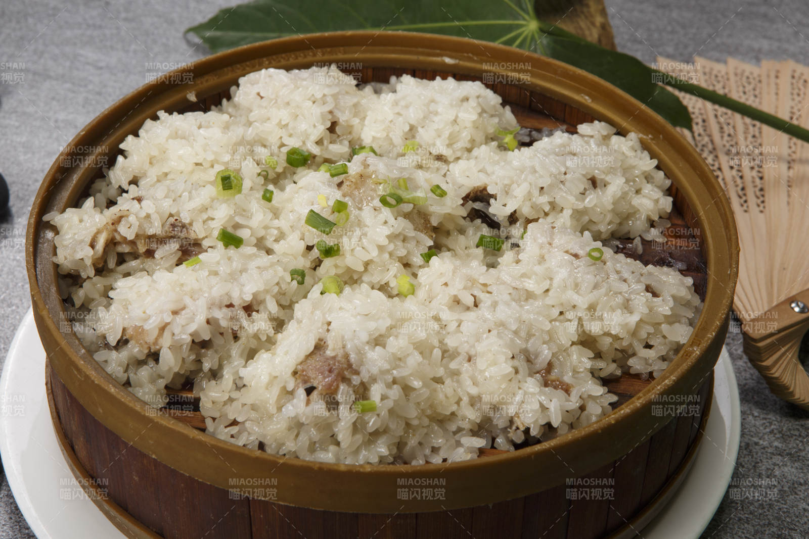 竹笼屉装的糯米蒸排骨图片