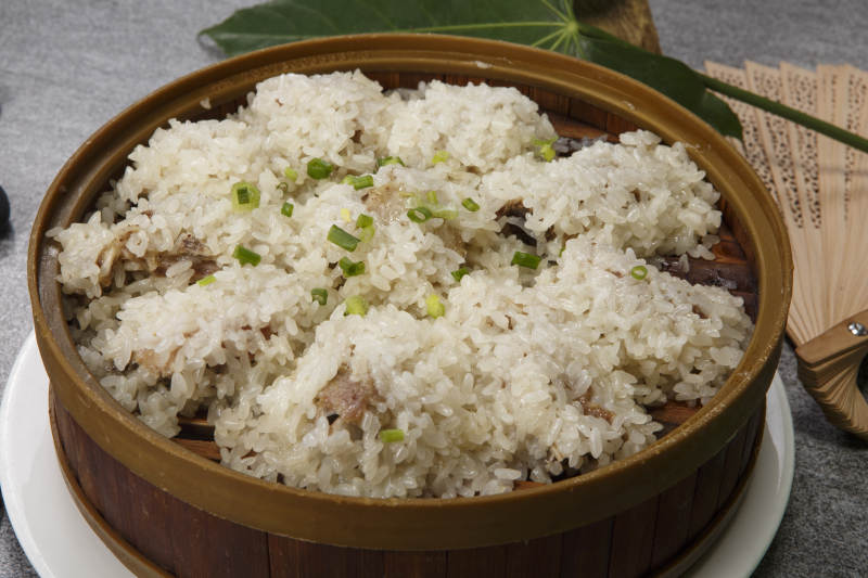 竹笼屉装的糯米蒸排骨图片