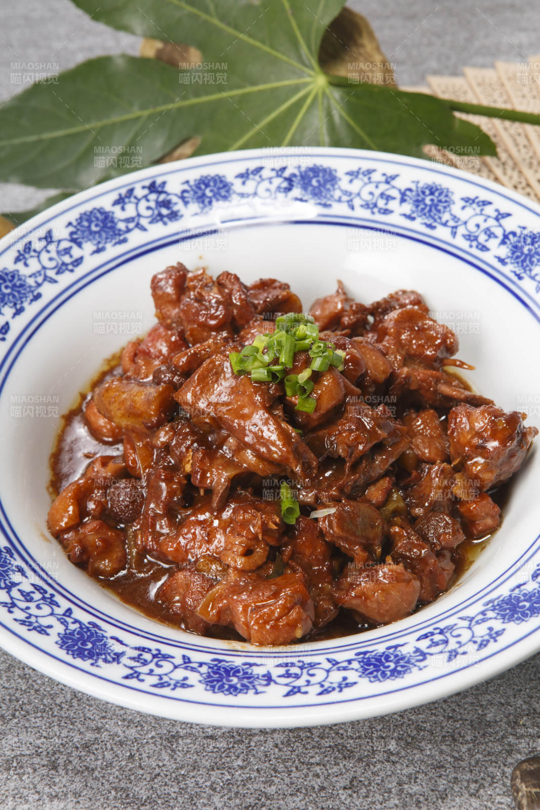 青花瓷盘装的红烧土鸡块图片