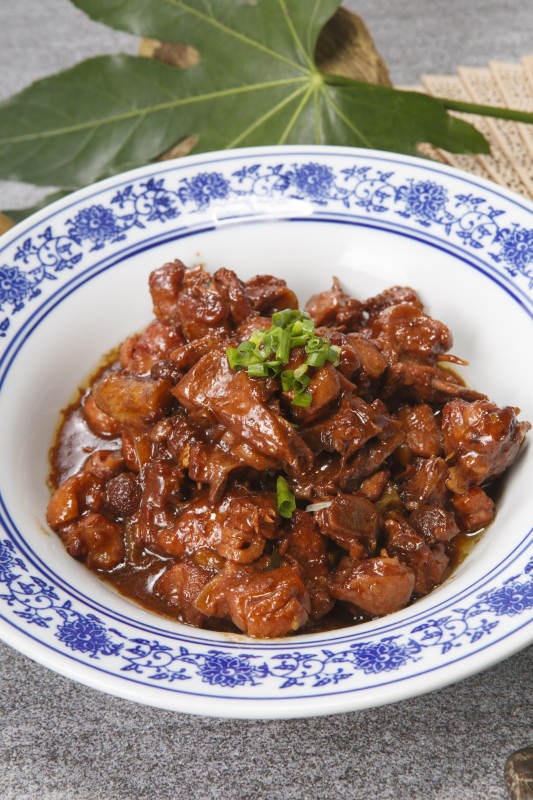 青花瓷盘装的红烧土鸡块图片